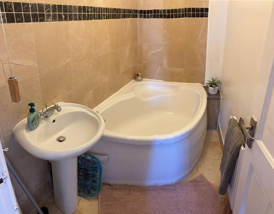 3 Double Bedroomed Flat, Acton. London, Uk Exterior foto