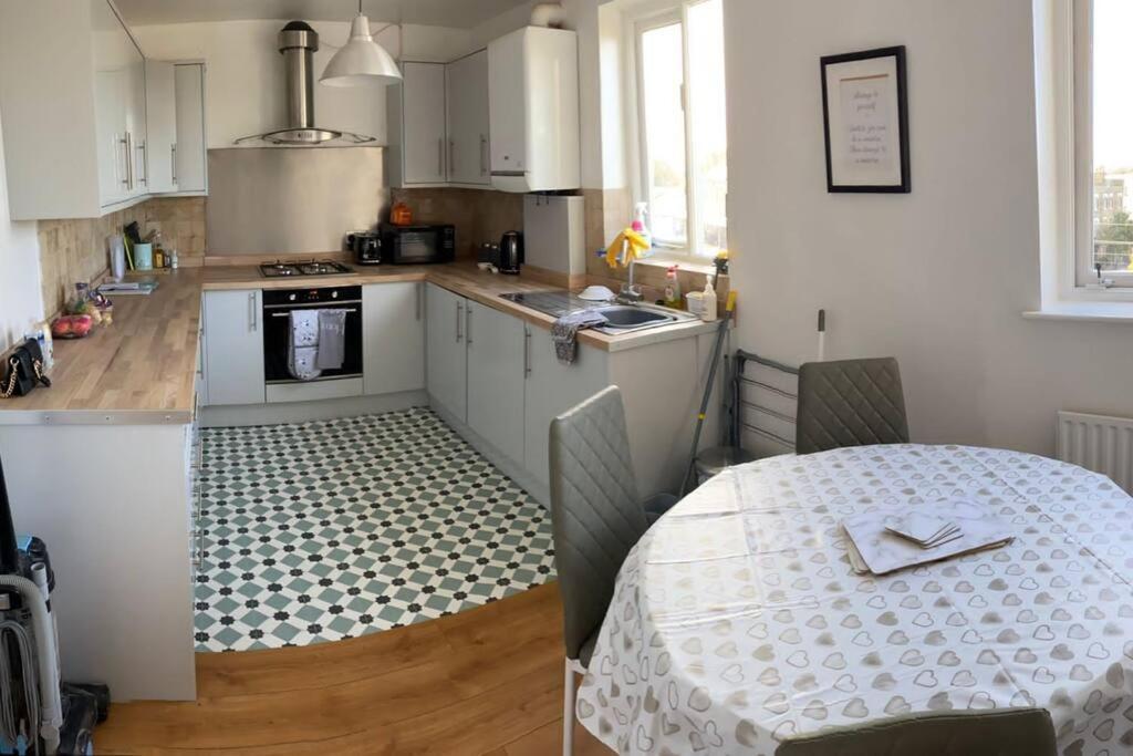 3 Double Bedroomed Flat, Acton. London, Uk Exterior foto